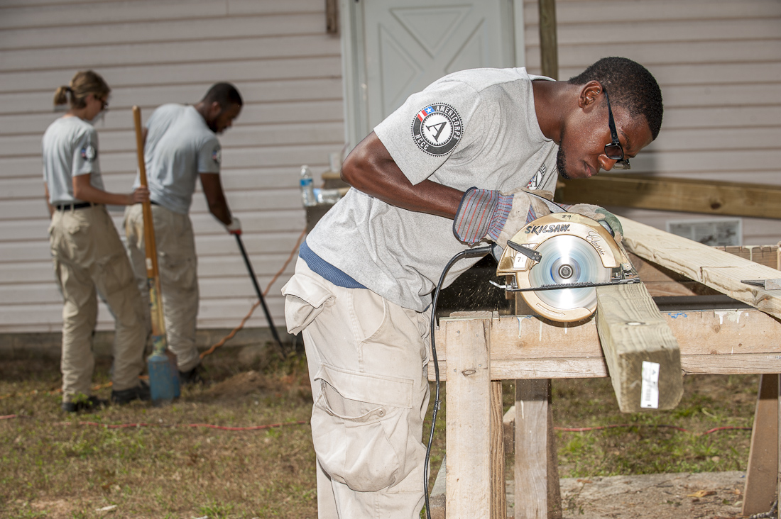 Americorps_volunteers_ workng_with_Habitat_DeCalb_in_Georgia_Ramps_Oct.1.2013_web-3